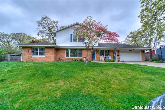 front view picture of 622 Pinewood Street, Muskegon, MI. 49445