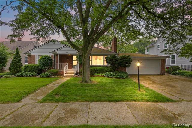 front view picture of 2652 Buckingham Ave, Berkley, MI. 48072