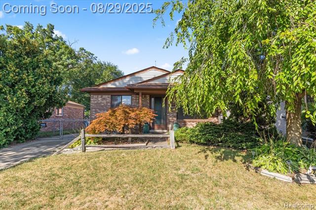 front view picture of 27741 Delton St, Madison Heights, MI. 48071