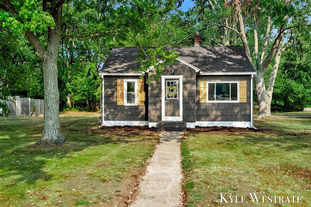 front view picture of 403 136Th Avenue, Holland, MI. 49424