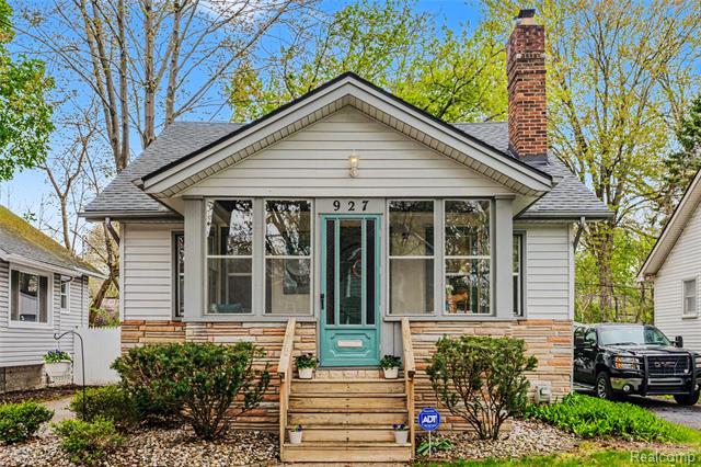 front view picture of 927 N Maple Ave, Royal Oak, MI. 48067