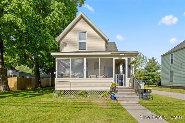 front view picture of 717 Pleasant St, Belding, MI. 48809