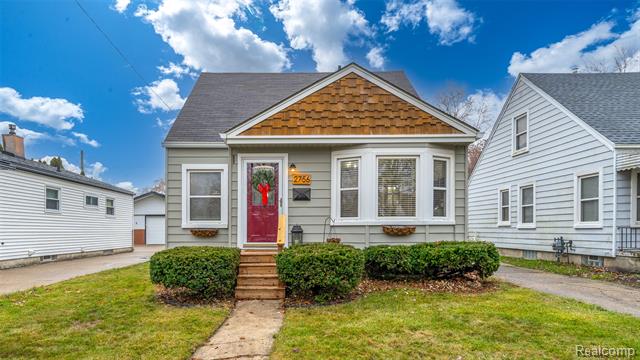 front view picture of 2756 Buckingham Ave, Berkley, MI. 48072