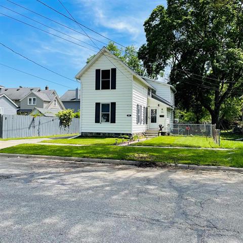 front view picture of 326 N Oak, Owosso, MI. 48867