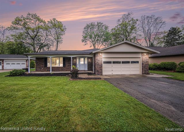 front view picture of 10606 Heenan Drive, Whitmore Lake, MI. 48189