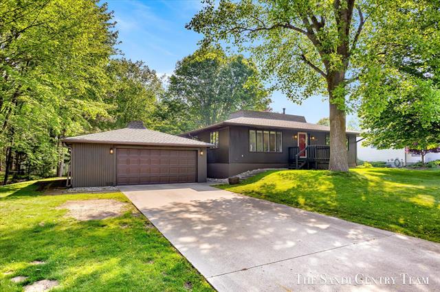 front view picture of 6372 Lake Harbor Road, Muskegon, MI. 49441