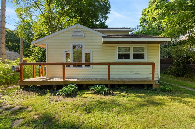 front view picture of 415 W Cass Street, Greenville, MI. 48838