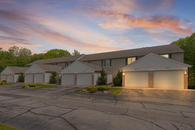 front view picture of 8585 Courtlandne  Drive, Rockford, MI. 49341