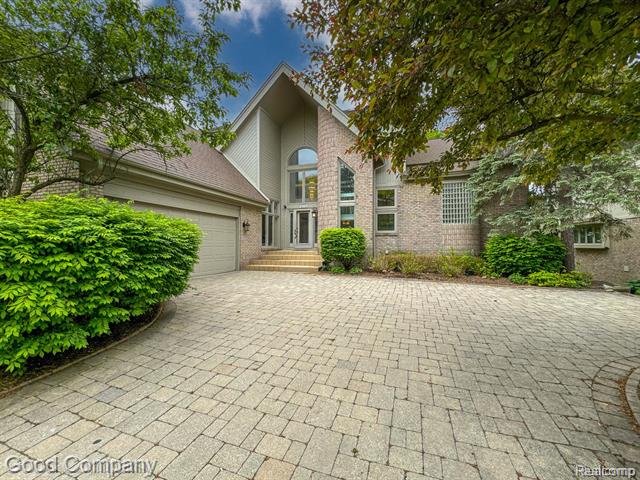 front view picture of 28036 Hickory Dr, Farmington, MI. 48331