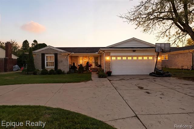 front view picture of 22300 Ivanhoe Ln, Southfield, MI. 48034