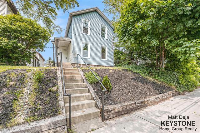 front view picture of 109 Leonard St, Grand Rapids, MI. 49503