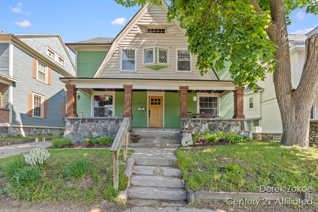 front view picture of 1237 Wealthyse , Grand Rapids, MI. 49506