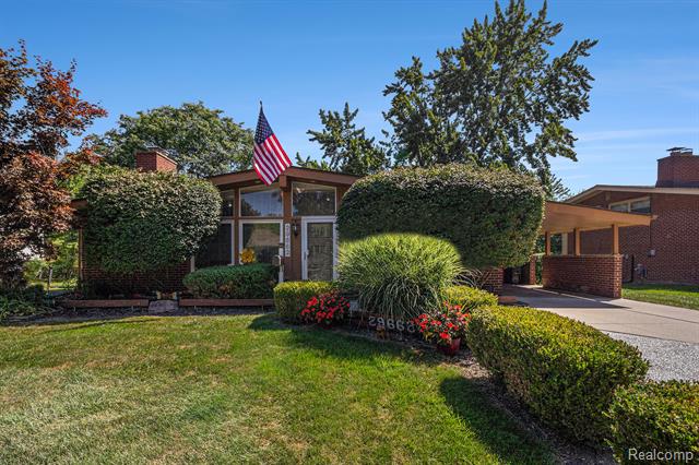 front view picture of 29662 Westbrook Pkwy, Southfield, MI. 48076