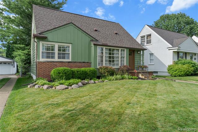 front view picture of 308 Walnut Ave, Royal Oak, MI. 48073