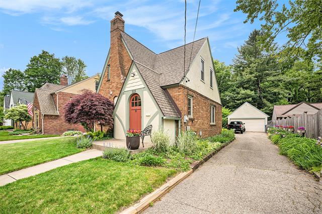 front view picture of 2216 Sheffield Drive, Kalamazoo, MI. 49008