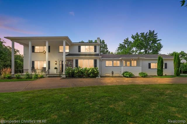 front view picture of 29960 Vernon Dr, Southfield, MI. 48076