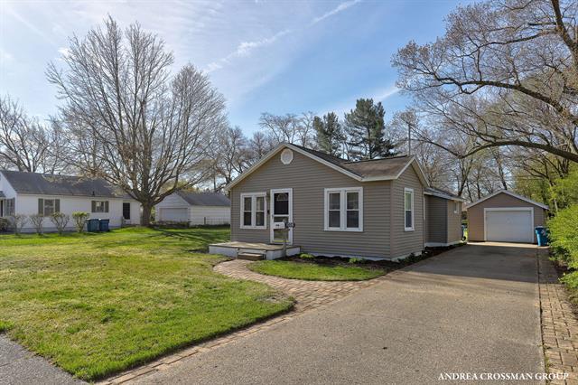front view picture of 1326 Woodlawn Avenue, Grand Haven, MI. 49417