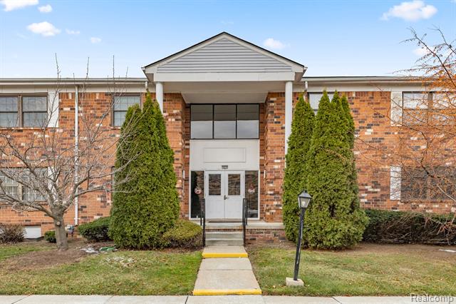 front view picture of 30030 Wildbrook Dr, Southfield, MI. 48034