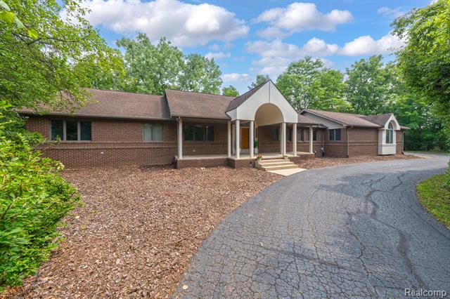 front view picture of 22959 Bristol Ct, Franklin, MI. 48025