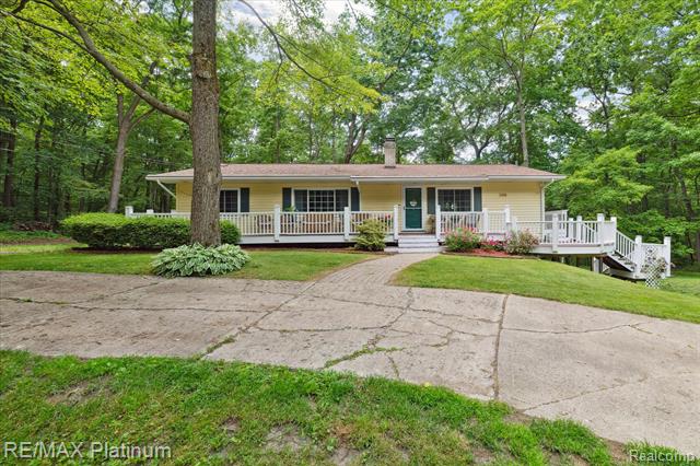 front view picture of 10071 Denton Hill Road, Fenton, MI. 48430