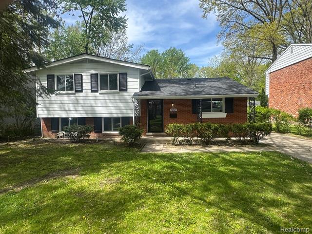 front view picture of 29807 Spring Hill Dr, Southfield, MI. 48076