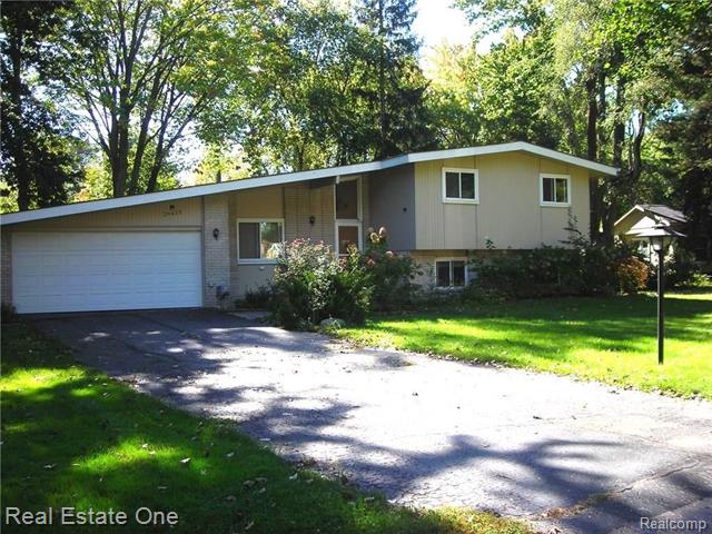 front view picture of 29423 Wellington St, Farmington, MI. 48334