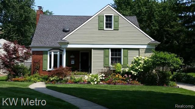 front view picture of 2120 Vinsetta Blvd, Royal Oak, MI. 48073