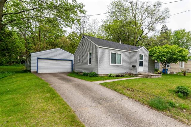 front view picture of 923 W Grove St, Greenville, MI. 48838