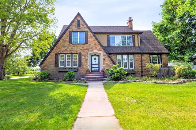 front view picture of 616 S Elm Street, Three Oaks, MI. 49128