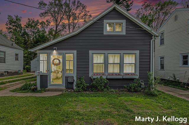 front view picture of 918 Merrittse  Street, Grand Rapids, MI. 49507