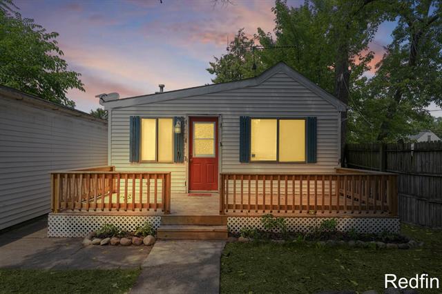 front view picture of 1043 Merrifieldse  Street, Grand Rapids, MI. 49507