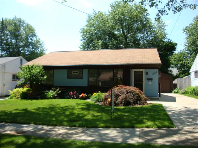 front view picture of 1309 Easternne  Place, Grand Rapids, MI. 49505
