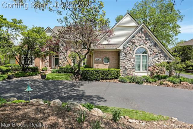 front view picture of 30465 Stonegate Dr, Franklin, MI. 48025