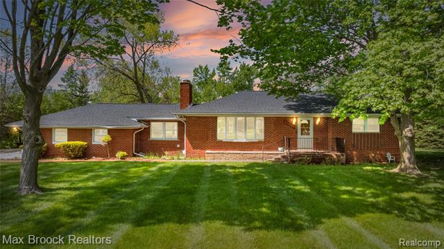 front view picture of 30025 Vernon Dr, Southfield, MI. 48076