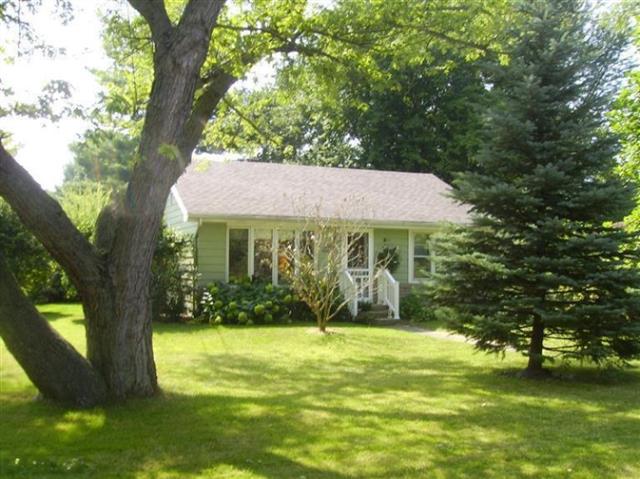 front view picture of 428 S Berrien Street, New Buffalo, MI. 49117