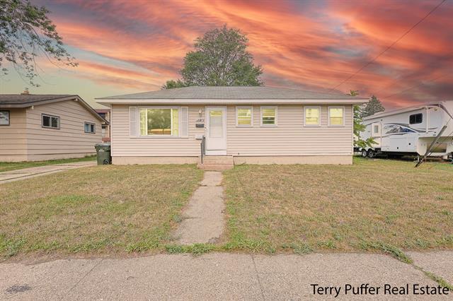 front view picture of 1729 Roberts Street, Muskegon, MI. 49442