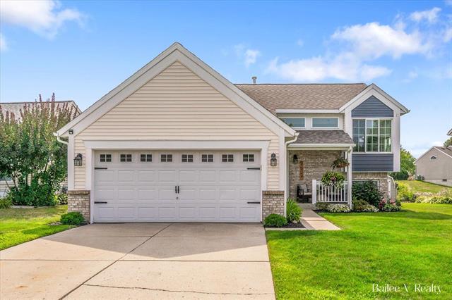 front view picture of 4527 Brookmeadowse  Drive, Grand Rapids, MI. 49512