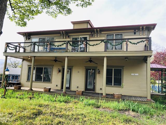 front view picture of 11 E Chestnut Street, Douglas, MI. 49406