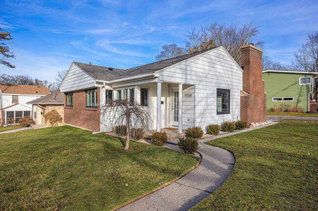 front view picture of 1558 Lake Grovese , Grand Rapids, MI. 49506