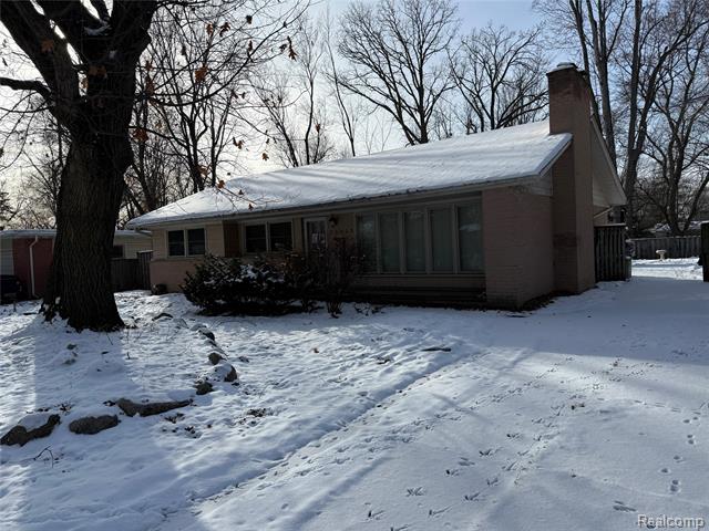 front view picture of 29863 Fall River Rd, Southfield, MI. 48076
