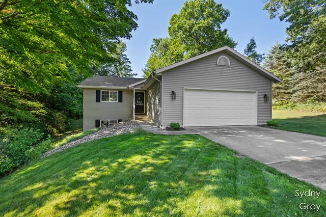 front view picture of 11200 Ivory Valleyne  Drive, Rockford, MI. 49341