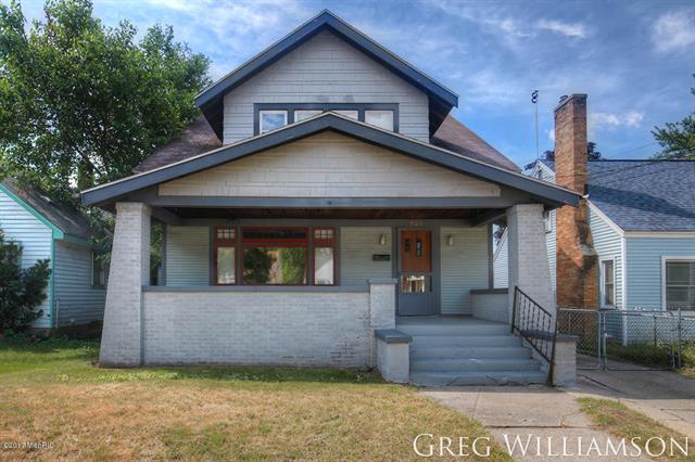 front view picture of 920 Burtonse  Street, Grand Rapids, MI. 49507