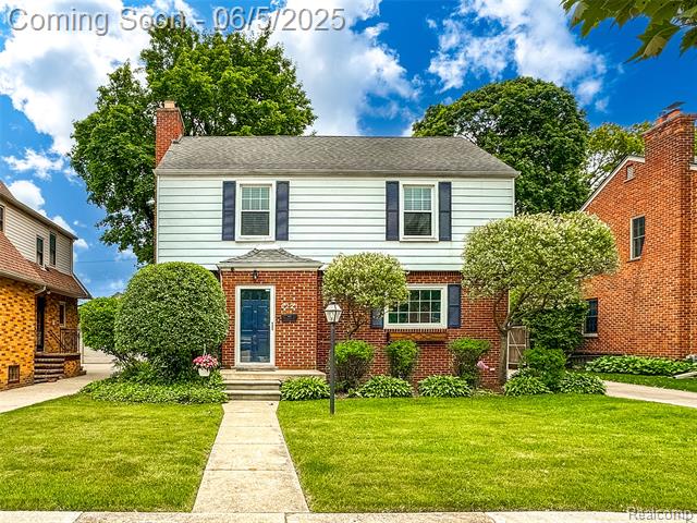 front view picture of 1221 Lyons Ave, Royal Oak, MI. 48073