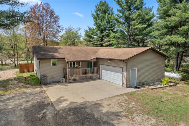 front view picture of 555 S Maple Island Road, Muskegon, MI. 49442
