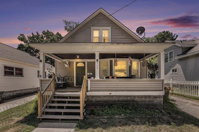 front view picture of 905 W Forest Avenue, Muskegon, MI. 49441