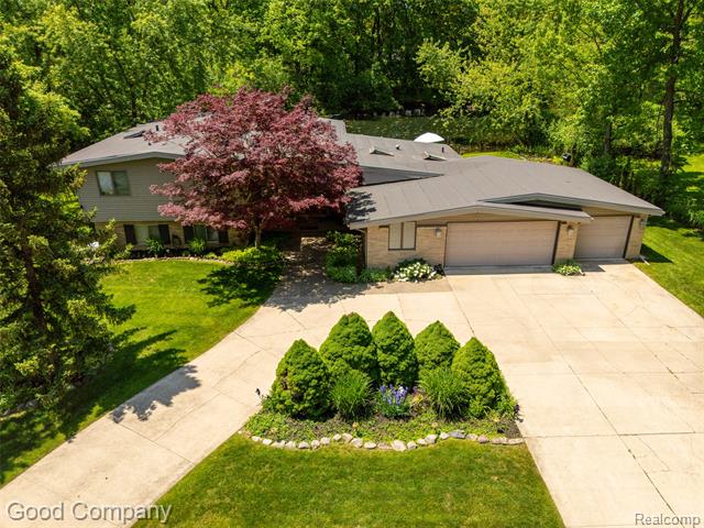 front view picture of 30239 Hickory Ln, Franklin, MI. 48025