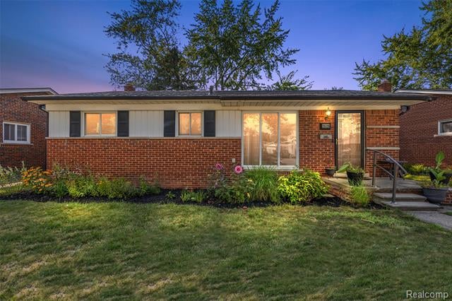 front view picture of 29329 Shacket Ave, Madison Heights, MI. 48071