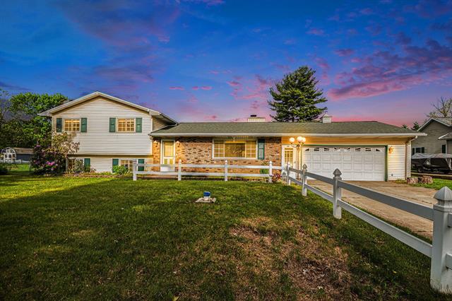 front view picture of 823 W Park Drive, Niles, MI. 49120