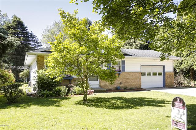 front view picture of 911 Oakwood Drive, Sturgis, MI. 49091