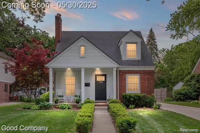 front view picture of 215 Aqua Ct, Royal Oak, MI. 48073